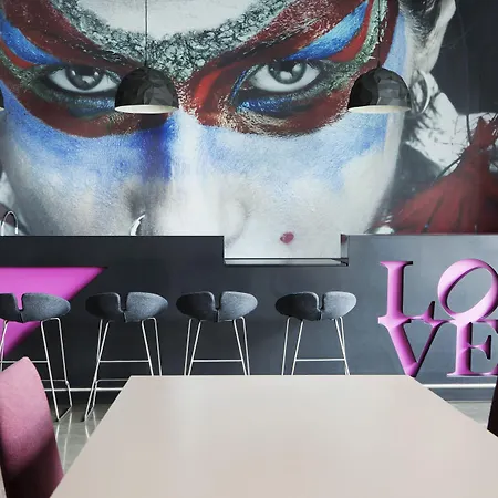 Hotel Comfort Square